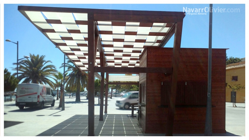 Kiosco en madera con pergola de sombraje, puerto de Santa Maria, Cádiz