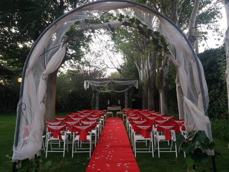 Altar preparado para la celebracin de la boda