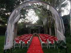 Altar preparado para la celebracion de la boda