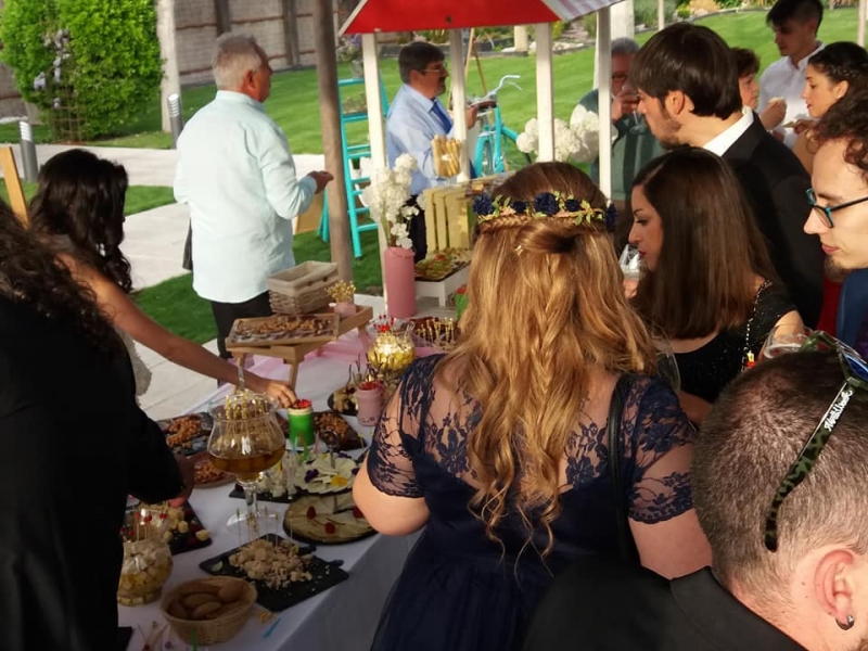 Invitados de los novios disfrutando del catering de INbodas