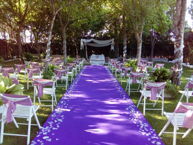 Camino al altar, decorado especialmente para los novios