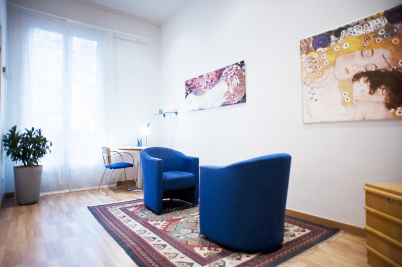 Sala de terapia individual adultos con los psicólogos del centro de psicología Canvis de Barcelona