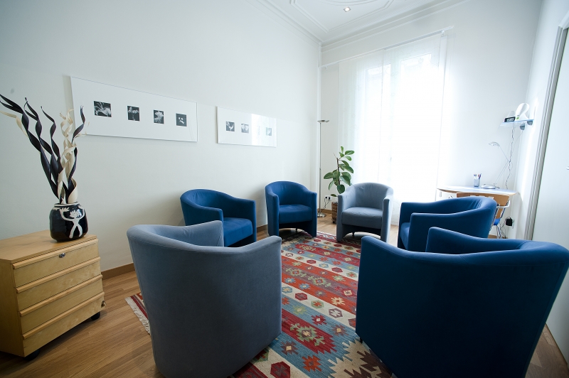 Sala de terapia para grupos con los psiclogos del centro de psicologa Canvis de Barcelona