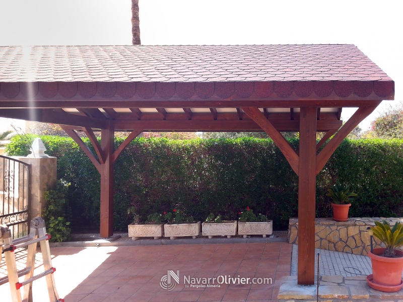 pérgola en madera para aparcamiento de vehículo en Almería