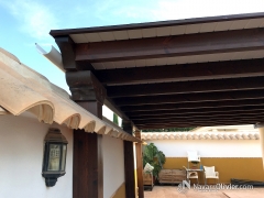 Pergola adosada con pilares rematados en capitel