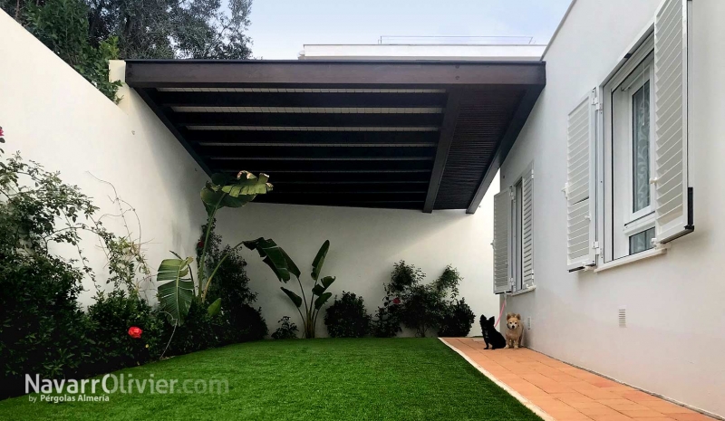 Pérgola suspendida de diseño minimalista para casa de veraneo en Mojácar, Almería 
