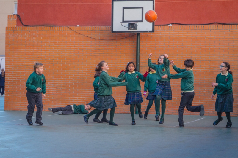 Jugando en el colegio Mater Clementissima