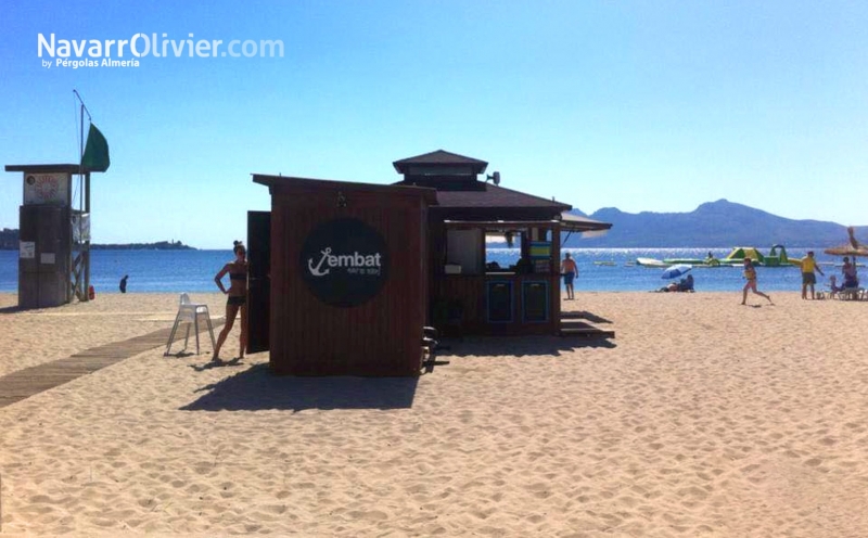 Montaje de chiringuito de temporada en Puerto Pollensa, Mallorca