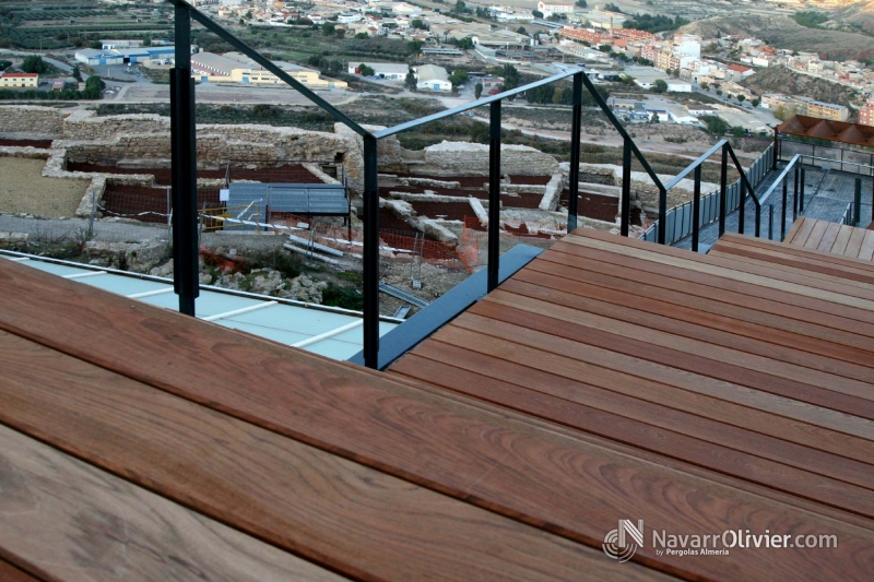 Escalera en madera para exterior sin mantenimiento