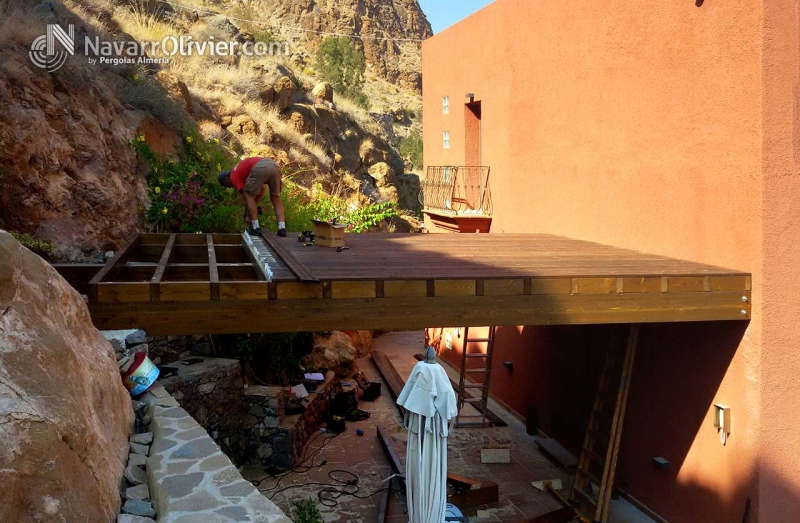 Forjado elevado en madera para solarium en madera tratada para exterior 