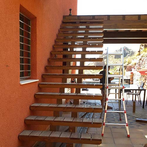 Escalera en madera para exterior par casa rural en Almería