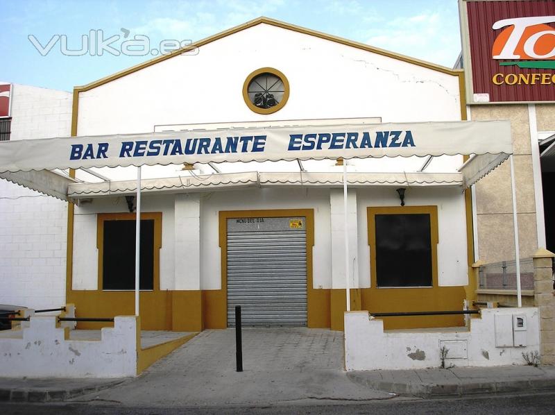 Fachada de local comercial a restaurar. Estado inicial.