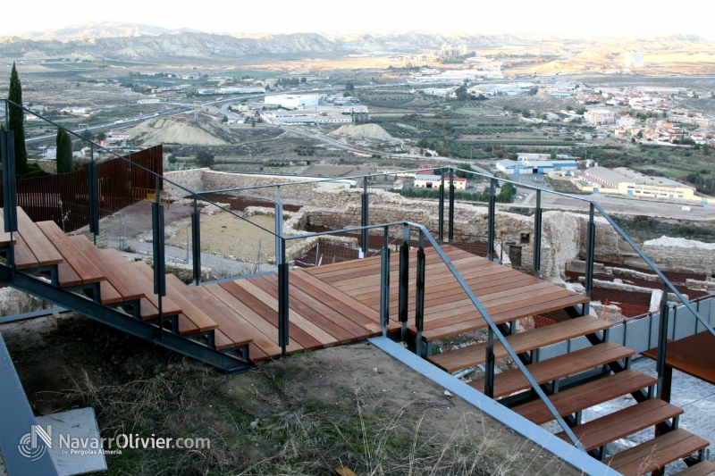 Escalera para exterior en madera exótica 