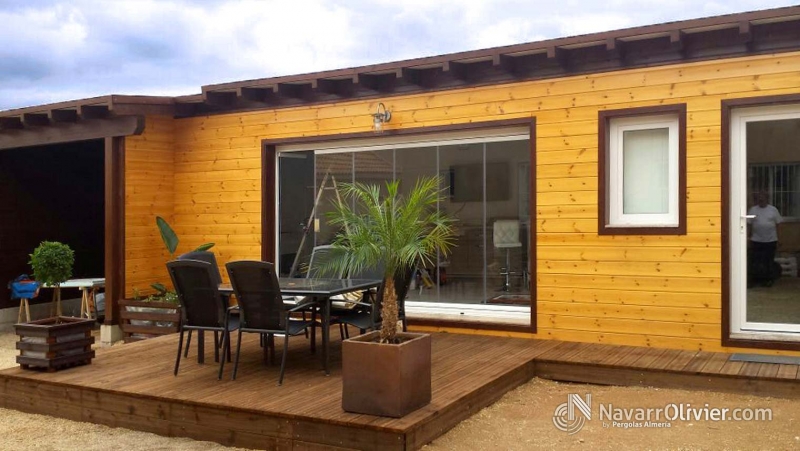 Casa de madera para invitados con terraza en tarima autoclave