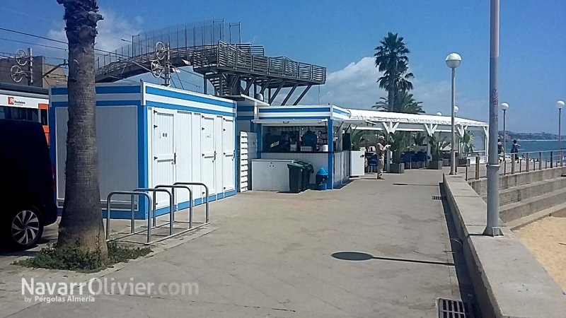 Chiringuito en módulos con aseos individuales y pergola en la terraza