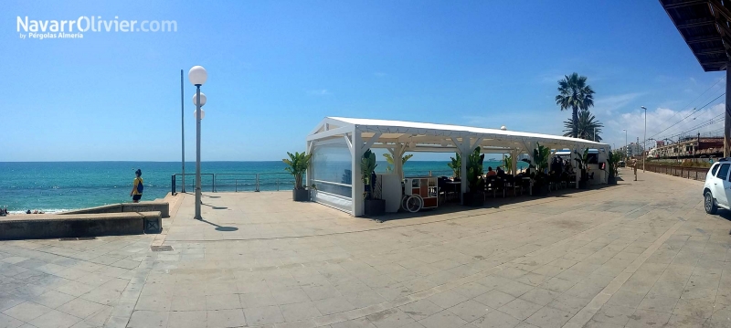 Terraza para chiringuito con pergola y cerramiento en Badalona