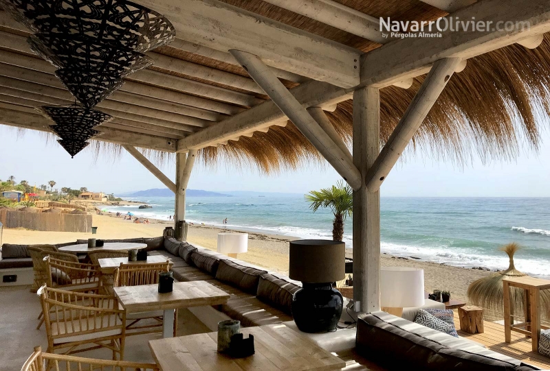 Prgola en madera y tronco calibrado acabado vintage para terraza de de Beach Club en Mojcar