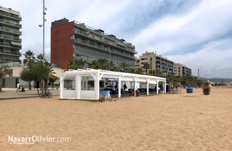 Chiringuito con terraza cubierta por prgola en Badalona