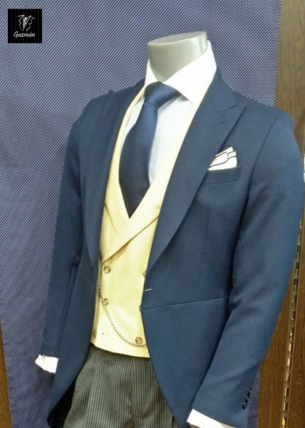 Exclusivo en Trajes Guzmán chaqué azul diplomático