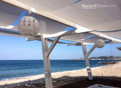 Pergola desmontable blanca para chiringuito de madera