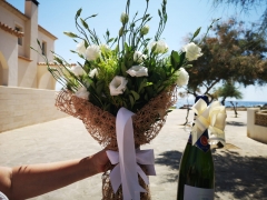 Reparto de flores por toda la isla