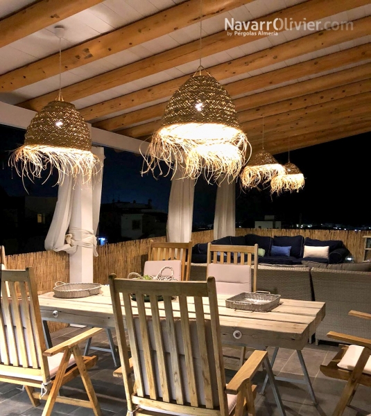 pergola en madera laminda y tronco para terraza de atico