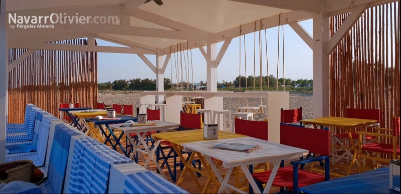 Terraza con tarima autoclave y pergola desmontable en madera Xiringuito Bucaner, San Pere Pescador