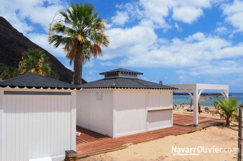 Módulo de aseos químicos, chiringuito y terraza xon pérgola en Tenerife