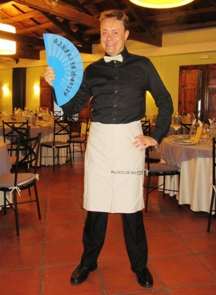 Show divertido de camarero infiltrado para comidas y cenas de empresa en Madrid.