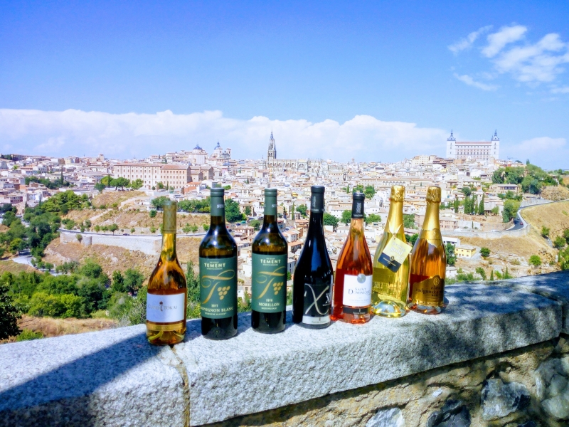 Selección de vinos, blanco, tinto, rose, rose espumoso, con escasmas de oro, dulce Tokaji, etc.
