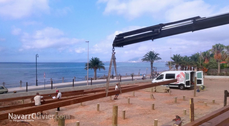 Montaje de plataforma de madera sobre pilotes en madera tratada