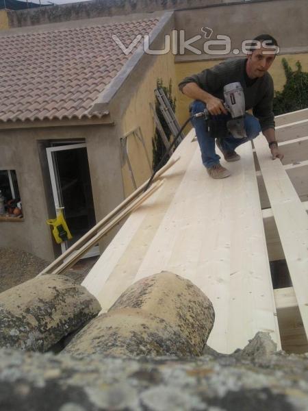 Colocacion tarima abeto encima de estructura de madera. Cubierta de madera Zaragoza