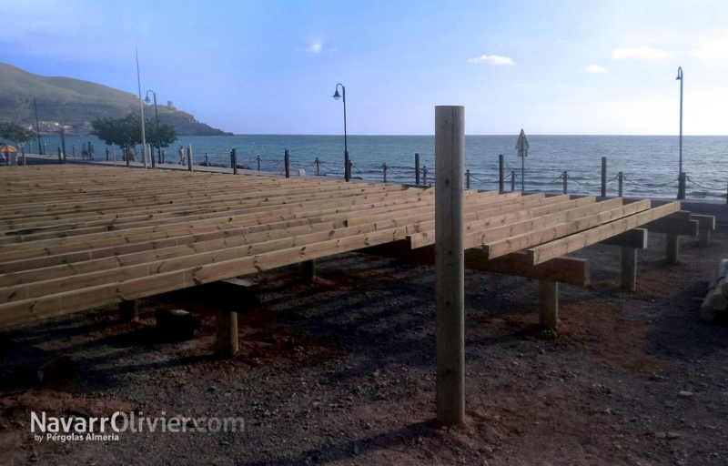 Montaje de forjado en madera autolave sobre pilotes cilindrico en La Azohia, cartagena