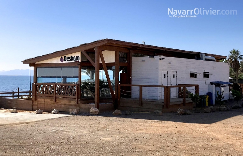 Chiringuito restaurante construido en madera sobre pilotes cilindricos de pino autoclave