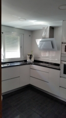 Cocina-blanca-campana-decorativa-madrid