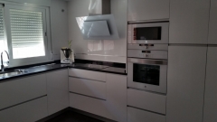 Cocina-blanca-columnas-horno-decorativa-madrid