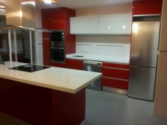 Cocina-isla-blanca-roja-madrid