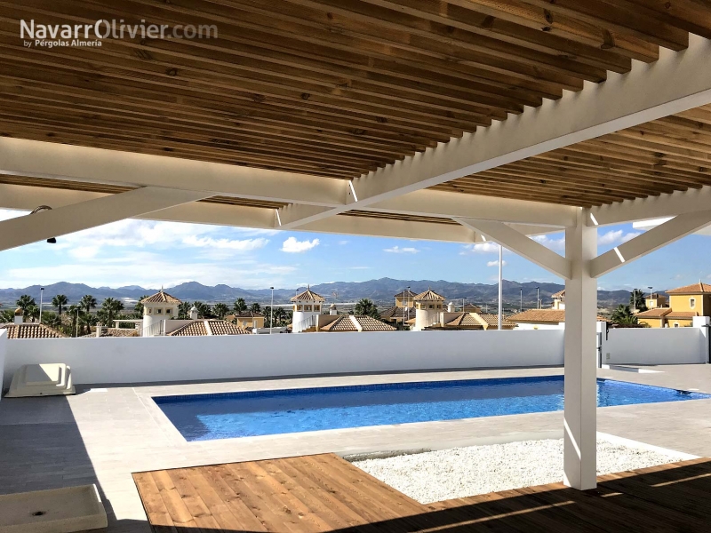 pergola alistonada en madera para exterior en zona de piscina