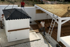 Montaje de terraza de madera para exterior y caseta modular para bar