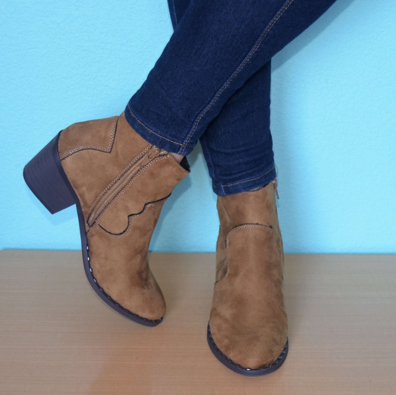 Botines camperos de mujer con cosidos bordados. Cierre con cremallera. Disponibles en camel y negro.