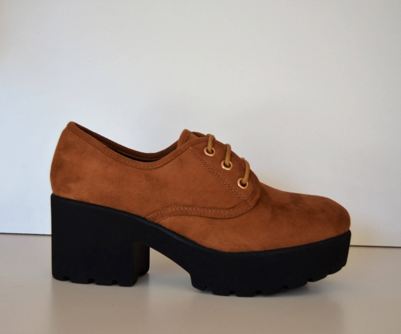 Zapatos de mujer de tacón con cordones. Añade plataforma y están disponibles en camel y negro.