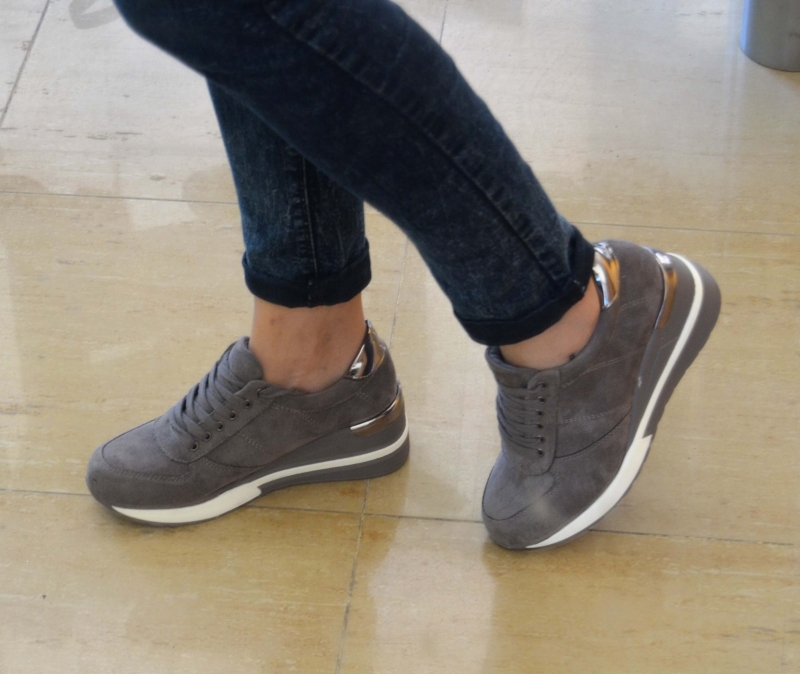 Deportivo de mujer con cuña interior. Un deportivo low cost con cordones en gris y burdeos.