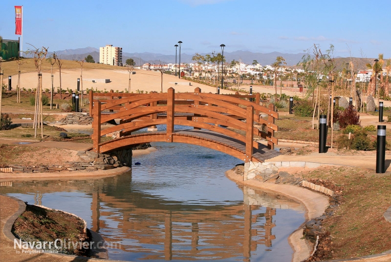 Puente de madera curvo para parques y jardines 