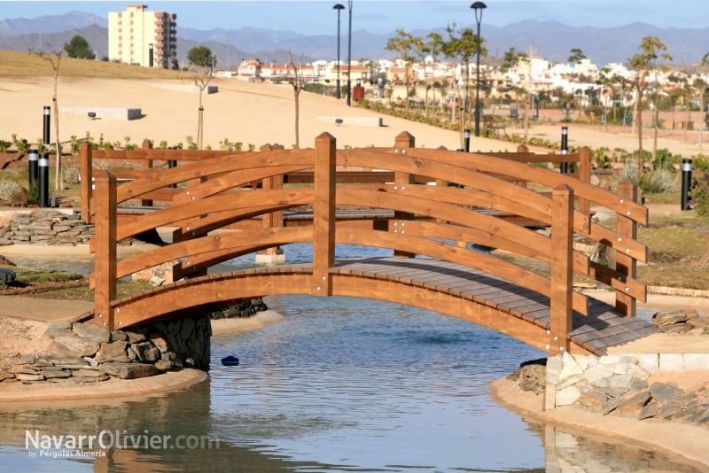 Puente de madera en arco para estanque artificial