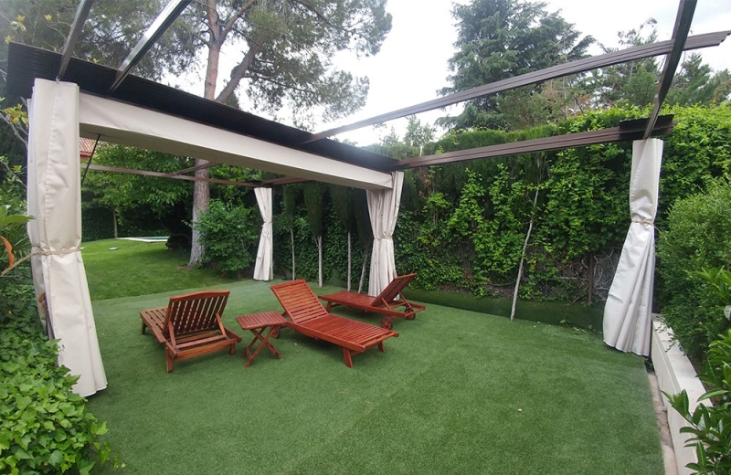 Pérgola de aluminio 80x40 instalada en jardín de casa particular.