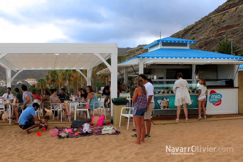 Chiringuito de madera a 4 aguas con campañil y terraza con pérgola en Las Teresitas, Tenerife