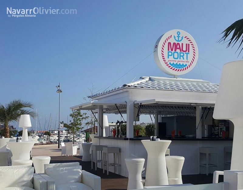 Chiringuito en módulos para terraza de verano en puerto deportivo 