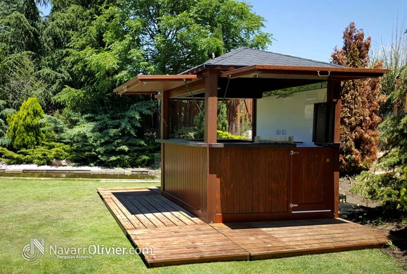 Kiosco de madera para jardn. caseta equipada con instalacin elctrica