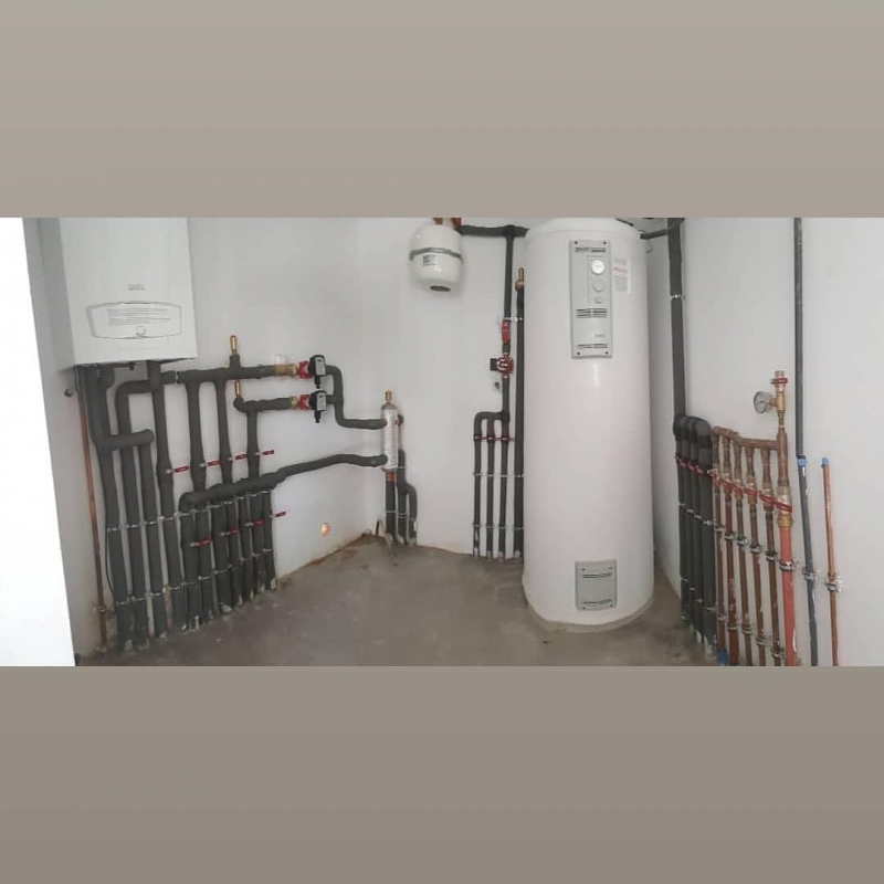 Sala técnica con depósito de inercia , dando servicio a suelo radiante y acs de vivienda