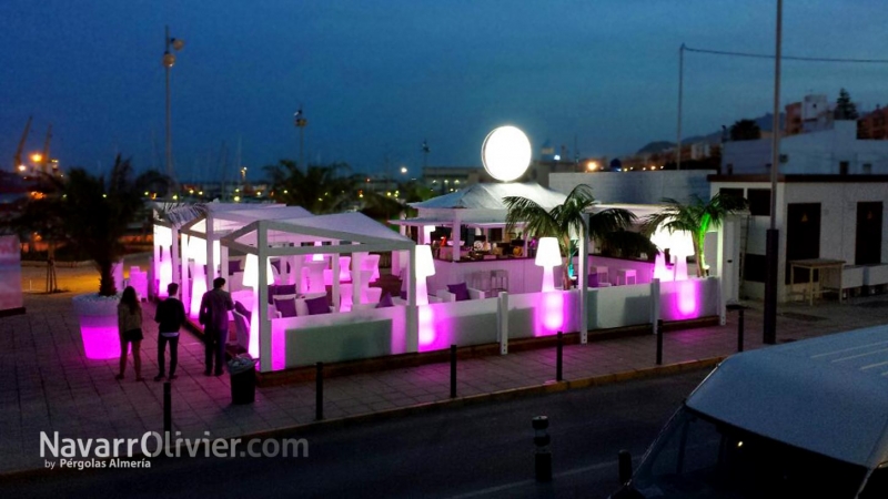 Terraza con chiringuito en puerto deportivo de Garrucha